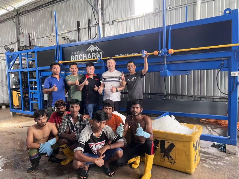 O gerente geral da Baocharm, Zhang Zhiqiang, foi convidado a investigar a pesca na Malásia e a auxiliar no projeto de produção de gelo para conservação de frutos do mar.