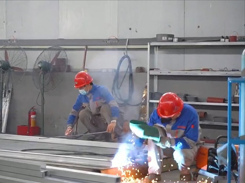 Revelando a força oculta: nossa arte em soldagem de máquinas de blocos de gelo.