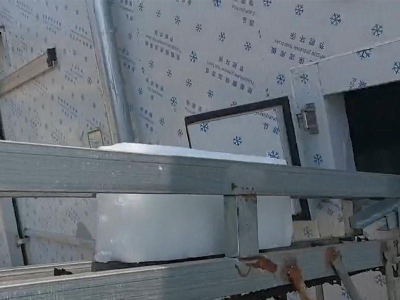 Transferência eficiente de blocos de gelo: integração perfeita de máquinas de gelo em bloco e armazenamento refrigerado.