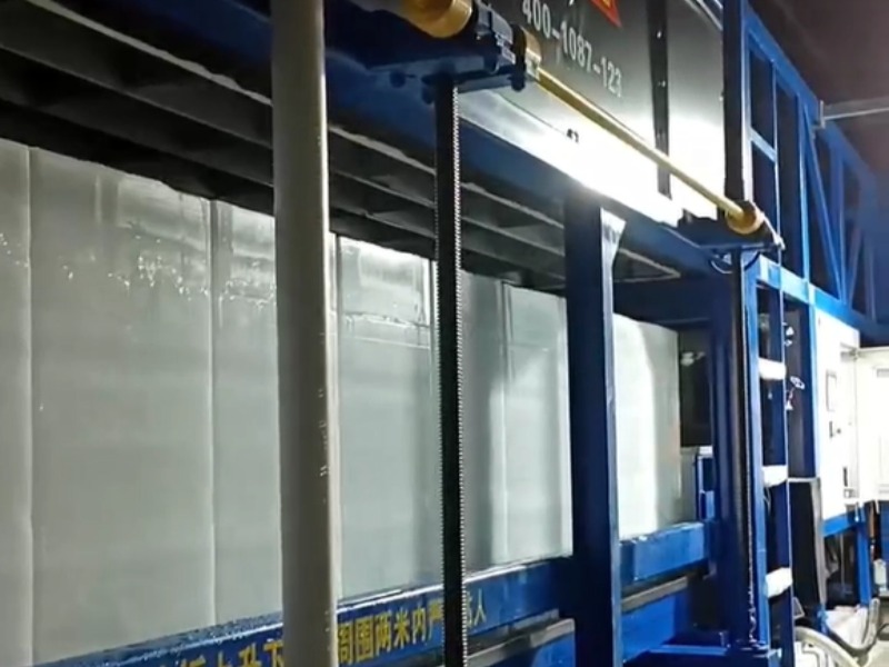 Teste bem-sucedido da máquina de blocos de gelo de 50 kg atinge capacidade de 15 toneladas por dia.