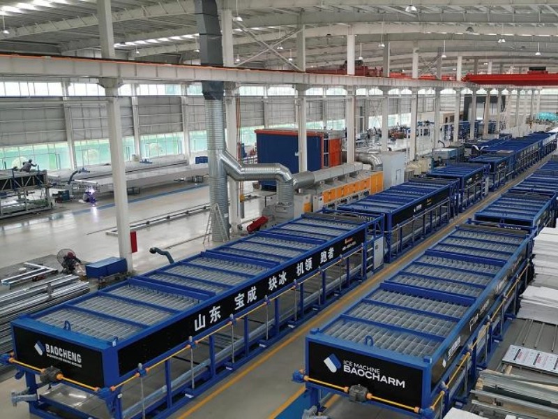Demanda crescente, qualidade garantida: um olhar sobre nossa próspera produção de máquinas de gelo em bloco com resfriamento direto.