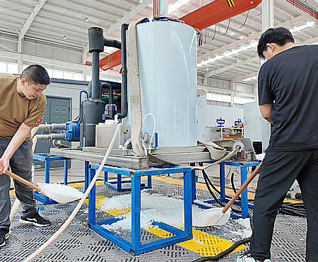 A BAOCHARM envia 5 unidades de máquinas de gelo em flocos de 5 toneladas para a Indonésia após testes remotos bem-sucedidos – novo pedido de cliente do setor pesqueiro.